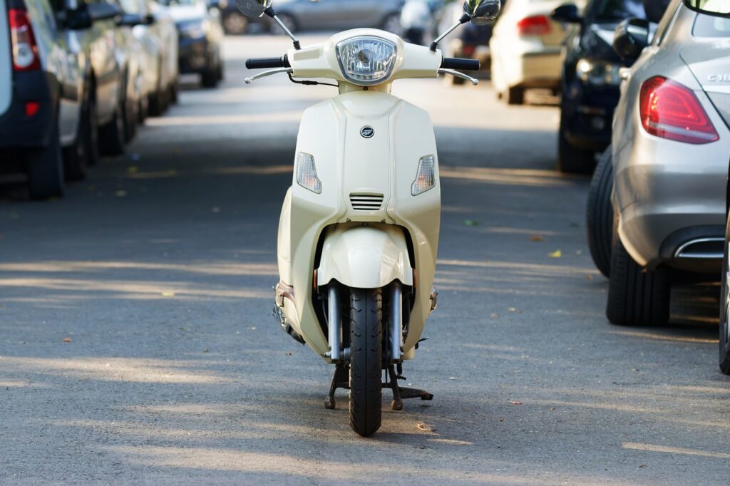 Les avantages et inconvénients des scooters sans permis : un regard approfondi sur l’industrie auto